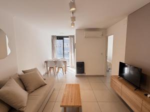 ein Wohnzimmer mit Sofa und Tisch in der Unterkunft Apartamento Obispo Trejo, Nueva Cordoba in Cordoba