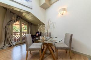 uma sala de jantar com mesa e cadeiras e uma janela em Résidence Bergerie Des 3 Vallees C - Joli appartement 3 pièces 4 personnes situé sur Les Allues dans un quartier calme MAE-7391 em Les Allues mais 8 fotografias