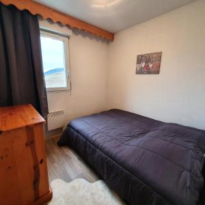a bedroom with a bed and a window at Résidence Hauts De Peyragudes Mp - T3/8pers -HAUT DE PEYRAGUDES C10- Peyresourde MAE-7481 in Germ +9 photos