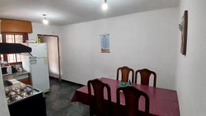 Kuchyň nebo kuchyňský kout v ubytování Casa Alquiler temporario garage y patio