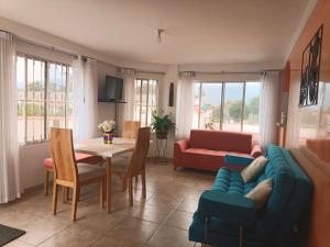 a living room with a couch and a table at Apartamento Campestre in Fusagasuga