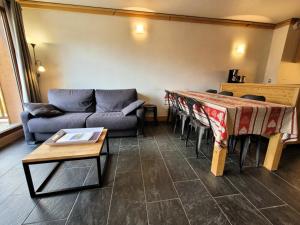 ein Wohnzimmer mit Sofa und Tisch in der Unterkunft Résidence Le Criterium - Résidence Le Critérium 3Chalet E Appartement 4 MAE-7721 in Lanslebourg-Mont-Cenis
