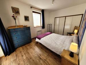 a bedroom with a bed and a dresser and a window at Résidence Le Soliet 2 - 2 Pièces pour 6 Personnes MAE-7771 in Bessans