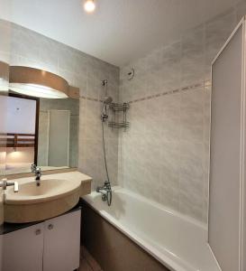 a bathroom with a sink and a bath tub and a sink at Résidence Le Soliet 2 - 2 Pièces pour 6 Personnes MAE-7771 in Bessans