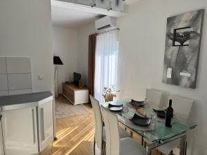 eine Küche und ein Esszimmer mit Tisch und Stühlen in der Unterkunft Apartman Alpeza in Grude