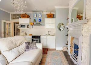 Una sala de estar con un sofá blanco y una chimenea. en Seahorse, en Dartmouth
