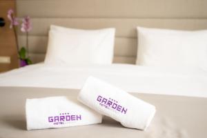 Ліжко або ліжка в номері Hotel Srbija Garden-FREE PARKING