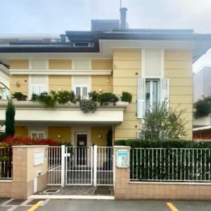 una casa con una valla delante en Appartamento Sul Mare, en Riccione