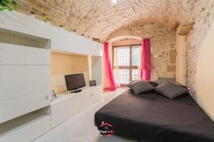 A television and/or entertainment centre at Just Music House bnb,typical,15min airport & beach