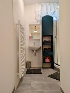 a small bathroom with a sink and a sink at Appartments am Literaturbrunnen in Hartmannsdorf