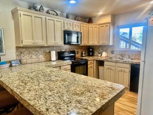 Køkken eller tekøkken på Hi Country Haus Unit 1801