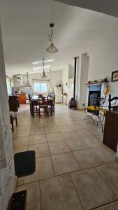 una gran sala de estar con comedor y mesa. en Casa planta alta 2 dormitorios, en Valle Hermoso