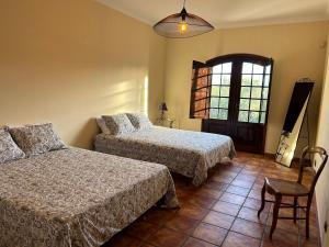 een slaapkamer met twee bedden en een raam bij Quinta Azul in Moncarapacho +22 foto's