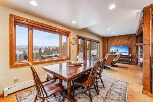 une salle à manger avec une table, des chaises et une télévision dans l'établissement Dillon Retreat with Lake Views and Private Hot Tub, à Dillon