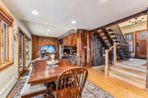 une salle à manger avec une table en bois et un escalier dans l'établissement Dillon Retreat with Lake Views and Private Hot Tub, à Dillon 28 autres photos
