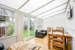 Posezení v ubytování 5-bedroom home in trendy Dibsbury area Manchester with parking