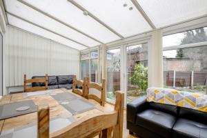 Posezení v ubytování 5-bedroom home in trendy Dibsbury area Manchester with parking