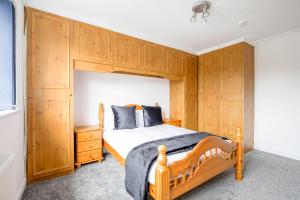 Postel nebo postele na pokoji v ubytování 5-bedroom home in trendy Dibsbury area Manchester with parking