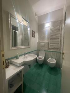 a bathroom with two sinks and a toilet and a mirror at Camera privata in Santa Croce in Florence