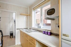 Kuchyň nebo kuchyňský kout v ubytování 5-bedroom home in trendy Dibsbury area Manchester with parking + 35 fotografií