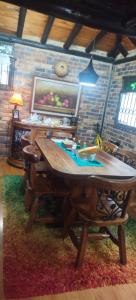 una mesa de madera en una habitación con una pared de ladrillo en De la Montaña, en Duitama