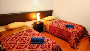 two beds sitting next to each other in a room at Viajeros Centro in Machu Picchu +5 photos