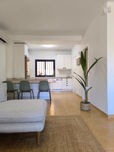 een woonkamer met een bank en een keuken bij Meloneras Garden Bungalow in Meloneras +12 foto's