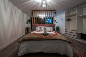 Postel nebo postele na pokoji v ubytování One Love Room