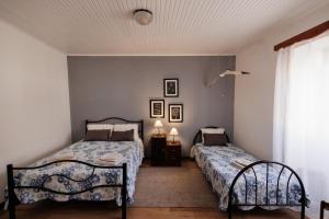 a bedroom with two beds and a window at Casa da Courela in Nordeste
