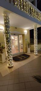 Hotel Palladium في Monastir: لوبي فيه عامود عليه انوار