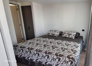 1 dormitorio con 1 cama y 2 almohadas en Edificio o2, en Santiago