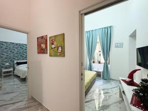 サレルノにあるB&B Dei Mercantiのベッドルームにつながるドア付きの部屋