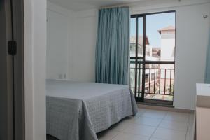 アキラスにあるcobertura mediterraneéのベッドと大きな窓のある寝室 +34枚の写真