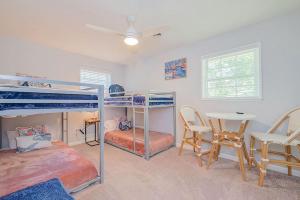Η κουζίνα ή μικρή κουζίνα στο Buckroe Bungalow Escape to the Beach 2mins Away +14 φωτογραφίες