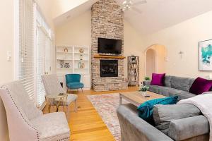 a living room with a couch and a fireplace at Stoney Creek Cottage Minutes to Wintergreen in Nellysford
