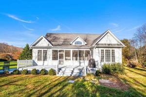 a large white house with a yard at Stoney Creek Cottage Minutes to Wintergreen in Nellysford +40 photos