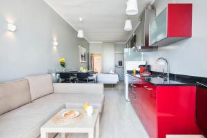 Kuchyňa alebo kuchynka v ubytovaní Fira Apartments by gaiarooms