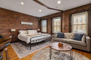 O zonă de relaxare la Newburyport Flat Downtown Living King Bed