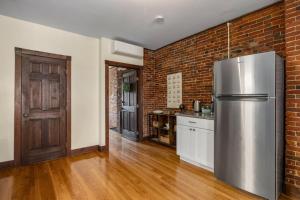 O bucătărie sau chicinetă la Newburyport Flat Downtown Living King Bed +13 fotografii