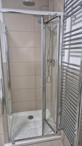 Bilik mandi di The Hyde House - En Suite Rooms
