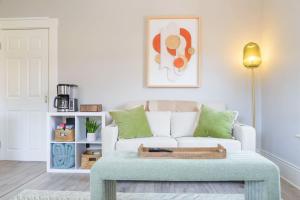 Χώρος καθιστικού στο King Bed Downtown Suite Port City Stays +2 φωτογραφίες