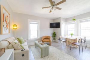 Μια τηλεόραση ή/και κέντρο ψυχαγωγίας στο King Bed Downtown Suite Port City Stays