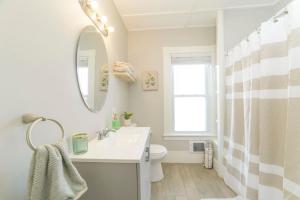 Ένα μπάνιο στο King Bed Downtown Suite Port City Stays