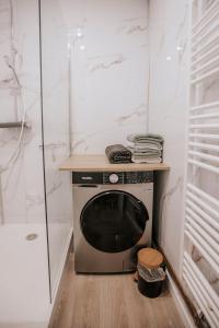 a small kitchen with a microwave in a bathroom at Maison avec jardin - Centre ville de Cambrai in Cambrai