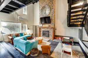 タナーズビルにあるMtn-View Gem with Deck and Hot Tub in Tannersvilleのソファと暖炉のあるリビングルーム