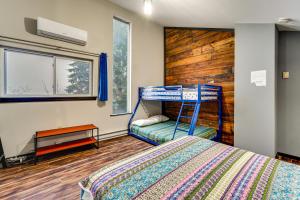 タナーズビルにあるMtn-View Gem with Deck and Hot Tub in Tannersvilleのベッドルーム(二段ベッド1組、窓付)
