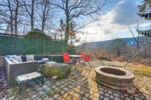タナーズビルにあるMtn-View Gem with Deck and Hot Tub in Tannersvilleのパティオ(ソファ、テーブル、椅子付)