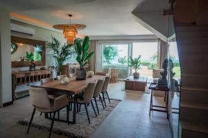 ein Esszimmer mit einem Holztisch und Stühlen in der Unterkunft Casa Elegancia - Beach Paradise in Marbella + 89 Fotos