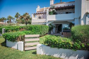 ein weißes Haus mit einem Zaun davor in der Unterkunft Casa Elegancia - Beach Paradise in Marbella