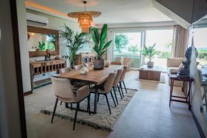 ein Esszimmer mit Tisch und Stühlen in der Unterkunft Casa Elegancia - Beach Paradise in Marbella